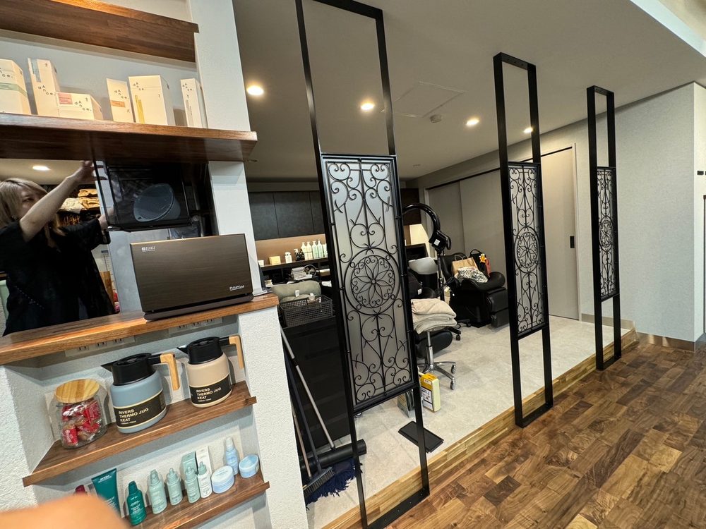 店内のアイアン間仕切りと棚