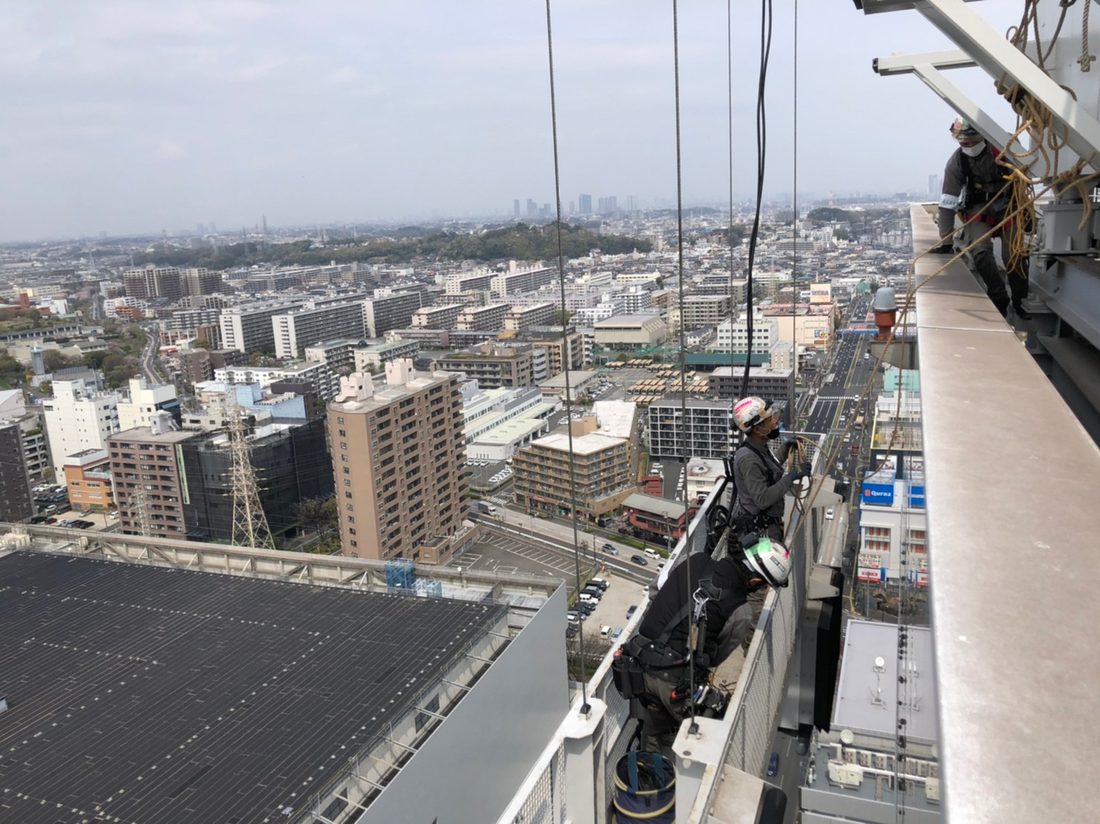 高所からまちを見渡す施工現場